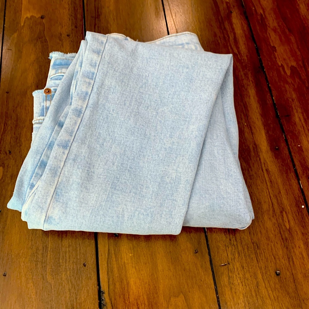 These are Abercrombie and Fitch jeans (the skinny high-rise) 26/2L
